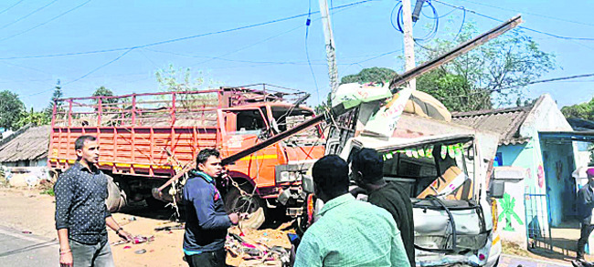 వ్యాన్‌ బీభత్సం2