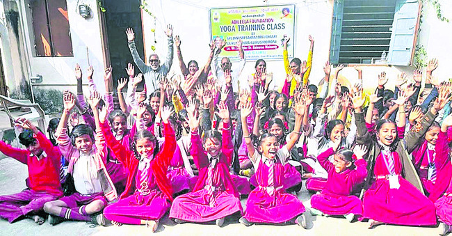 నవ్వుపై విద్యార్థులకు శిక్షణ 1