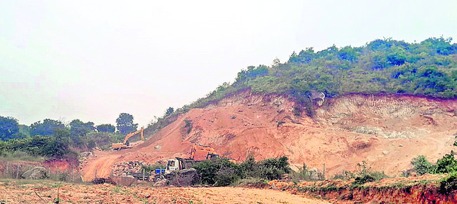 యథేచ్ఛగా మట్టి అక్రమ రవాణా 1