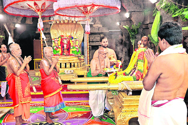 వైఎస్‌ జగన్‌ దృష్టికి కళత్తూరు సమస్యలు 
1