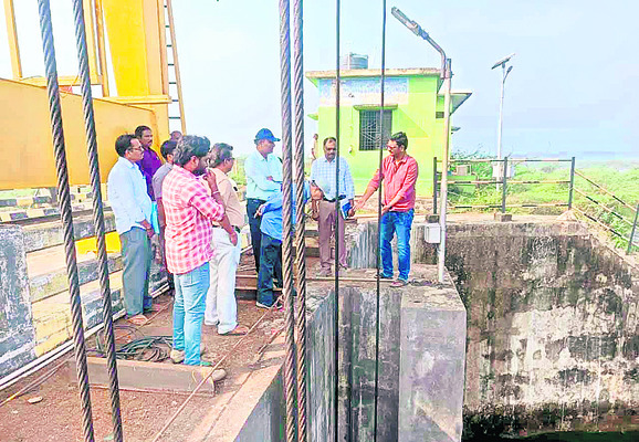 ● కొరవడిన పర్యవేక్షణ ● ప్రాజెక్ట్‌కు పొంచిఉన్న ముప్పు ●3