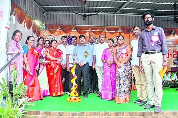 వైజ్ఞానిక ప్రదర్శనలతో మేధోసంపత్తి1