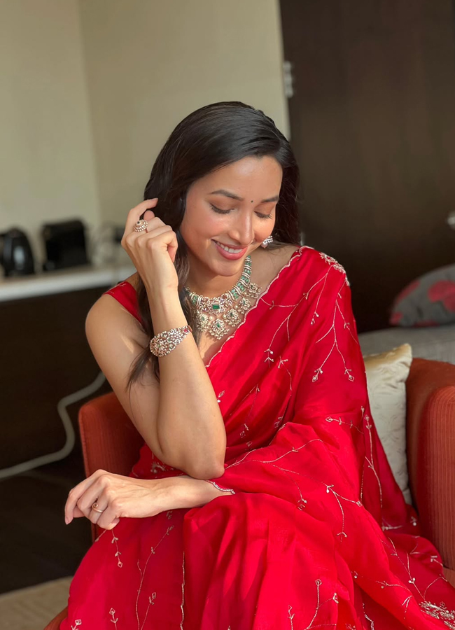 'KGF' beauty Srinidhi Shetty looks like a red rose (Photos)2