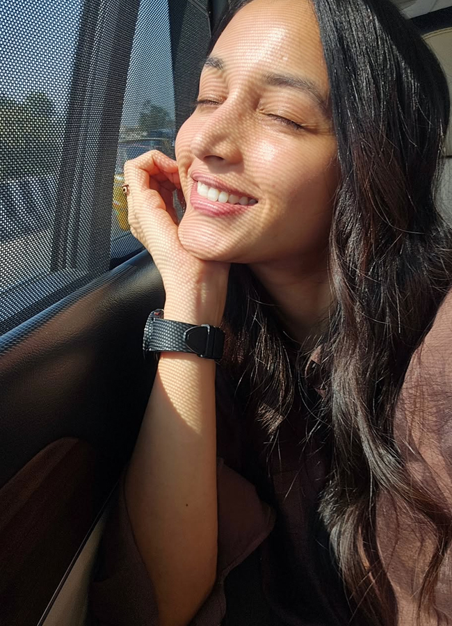 'KGF' beauty Srinidhi Shetty looks like a red rose (Photos)3