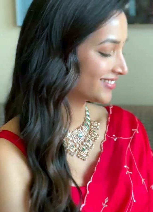 'KGF' beauty Srinidhi Shetty looks like a red rose (Photos)4