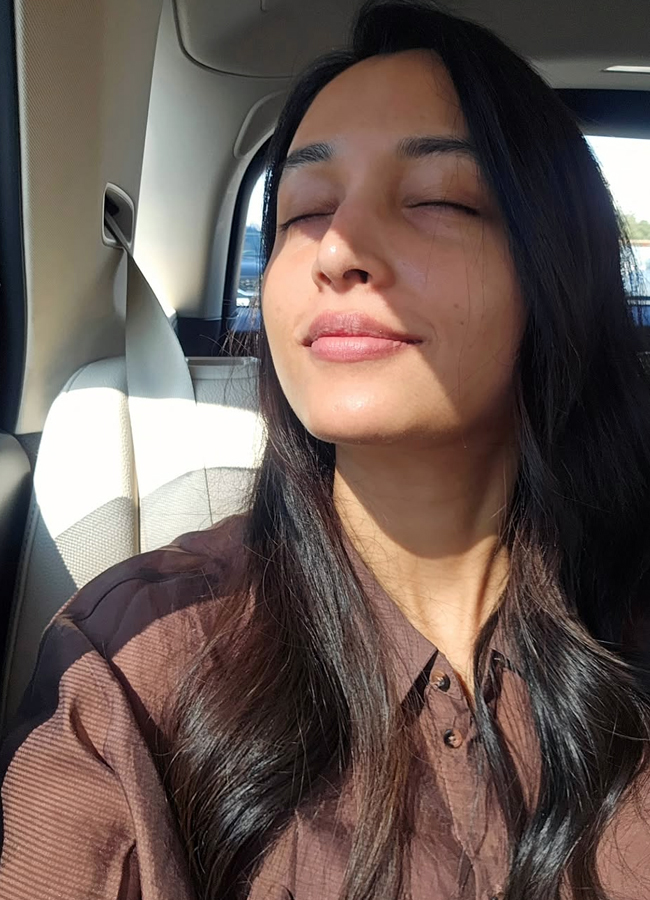 'KGF' beauty Srinidhi Shetty looks like a red rose (Photos)5