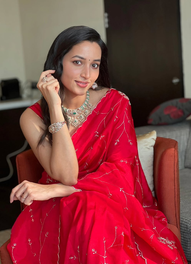 'KGF' beauty Srinidhi Shetty looks like a red rose (Photos)6
