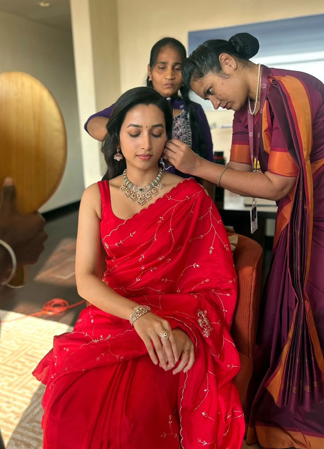 'KGF' beauty Srinidhi Shetty looks like a red rose (Photos)8