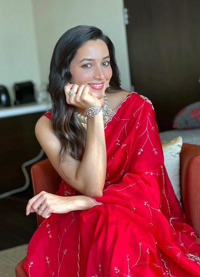 'KGF' beauty Srinidhi Shetty looks like a red rose (Photos)9