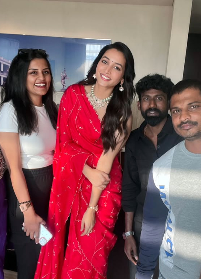 'KGF' beauty Srinidhi Shetty looks like a red rose (Photos)10