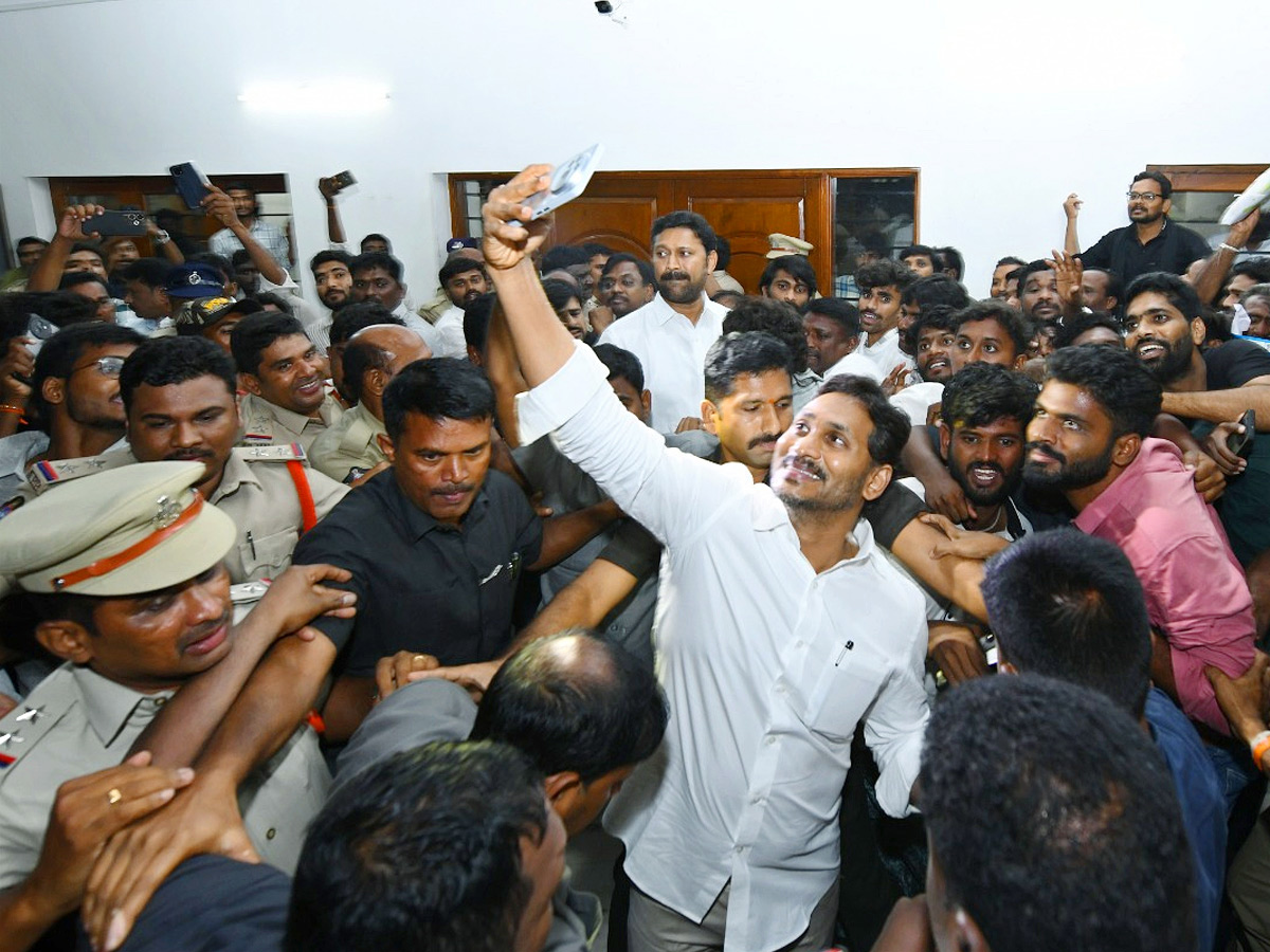 YS Jagan selfie with the crowd of fans Photos2