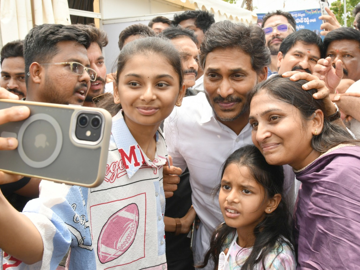 YS Jagan selfie with the crowd of fans Photos21