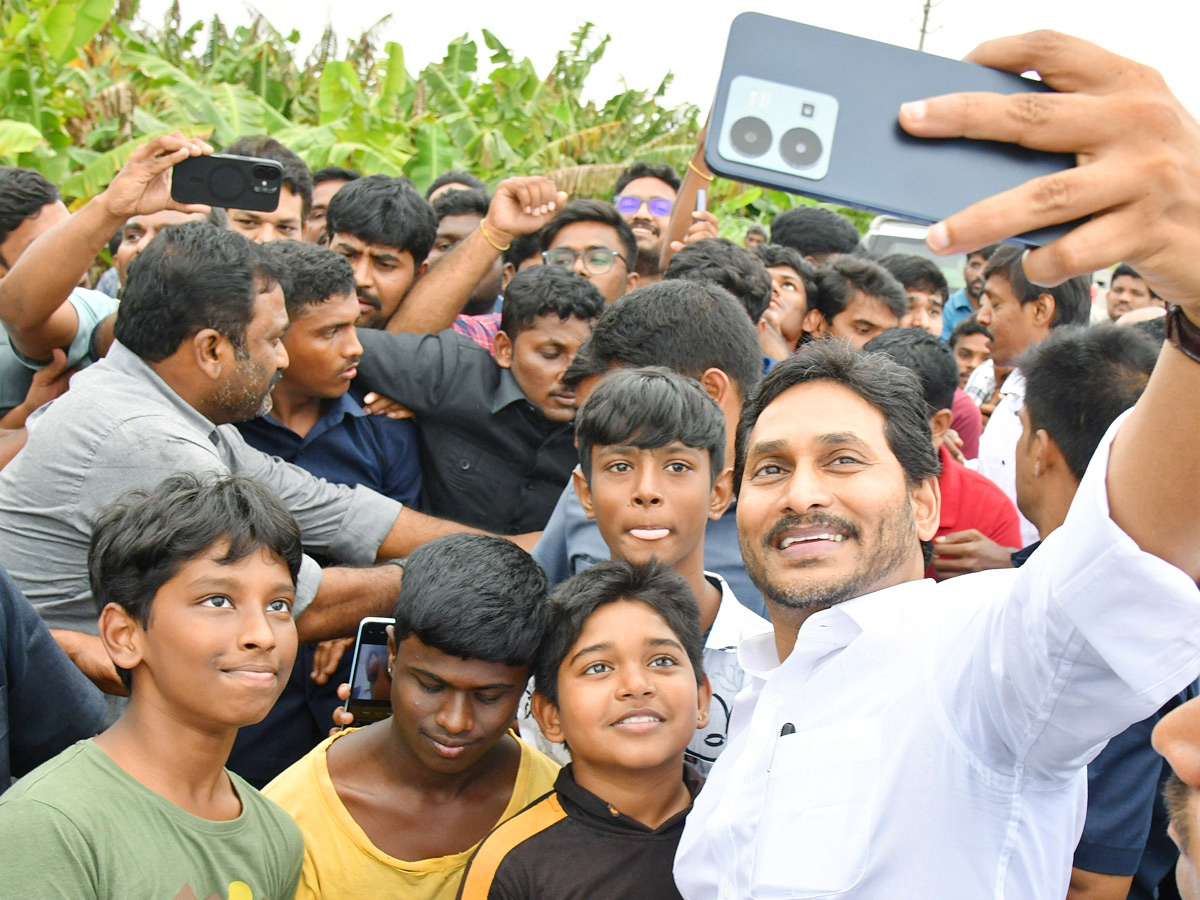 YS Jagan selfie with the crowd of fans Photos11