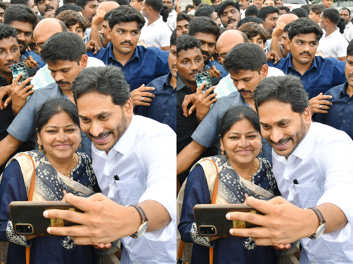YS Jagan selfie with the crowd of fans Photos12