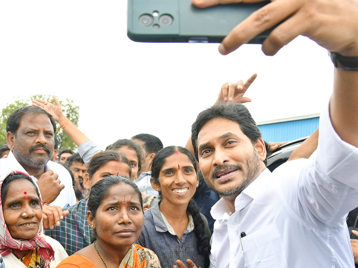 YS Jagan selfie with the crowd of fans Photos13
