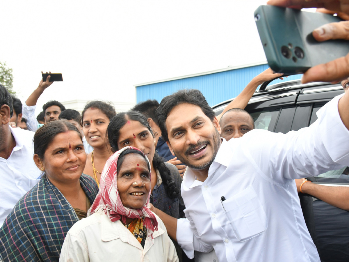 YS Jagan selfie with the crowd of fans Photos14