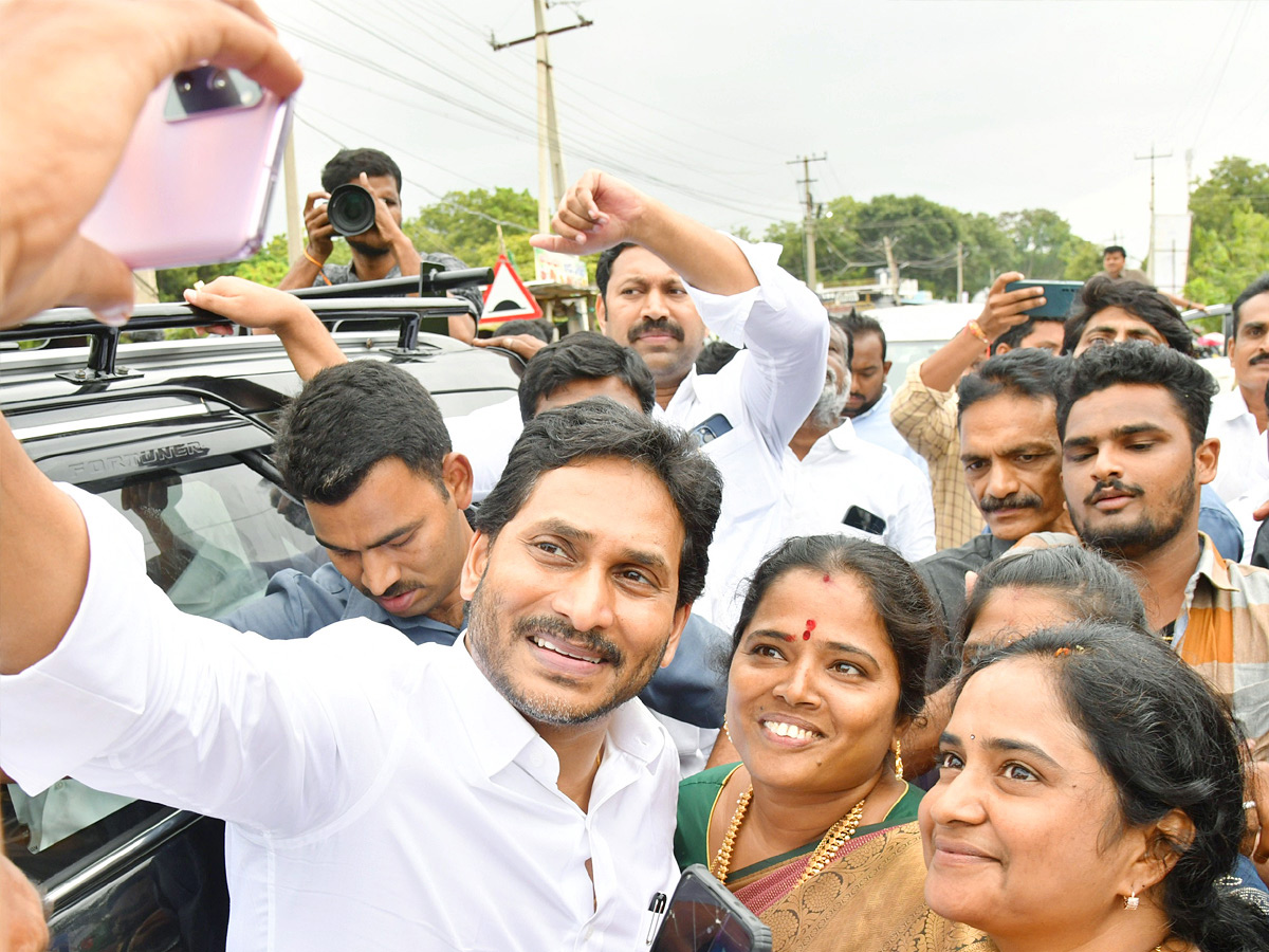 YS Jagan selfie with the crowd of fans Photos15