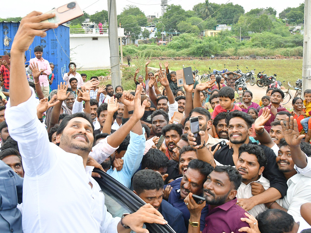 YS Jagan selfie with the crowd of fans Photos16