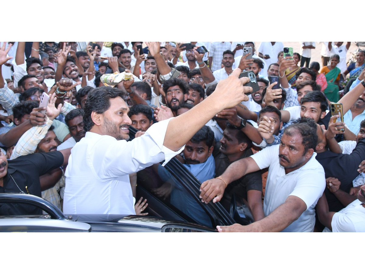 YS Jagan selfie with the crowd of fans Photos18