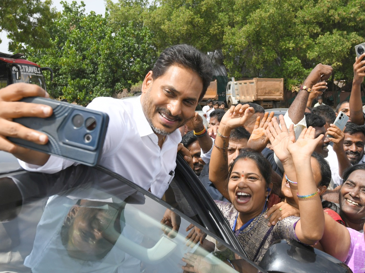 YS Jagan selfie with the crowd of fans Photos19