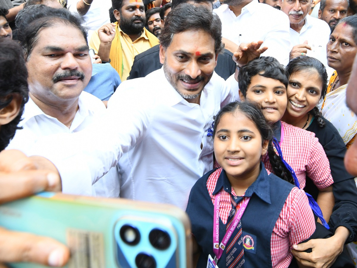 YS Jagan selfie with the crowd of fans Photos20