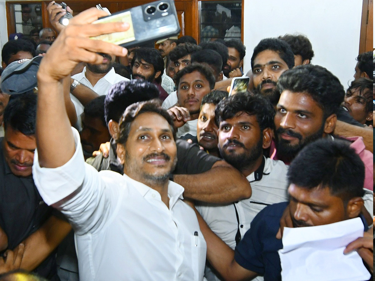 YS Jagan selfie with the crowd of fans Photos3