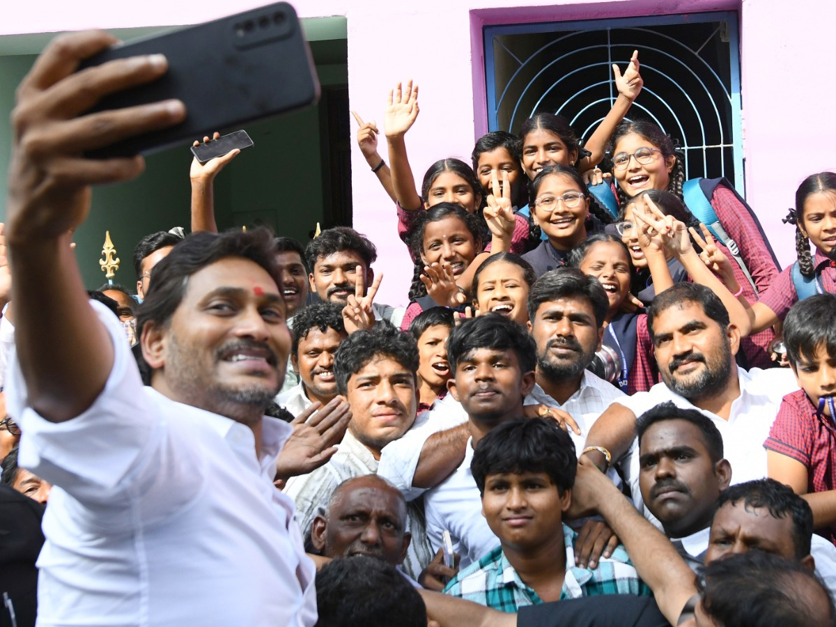 YS Jagan selfie with the crowd of fans Photos22