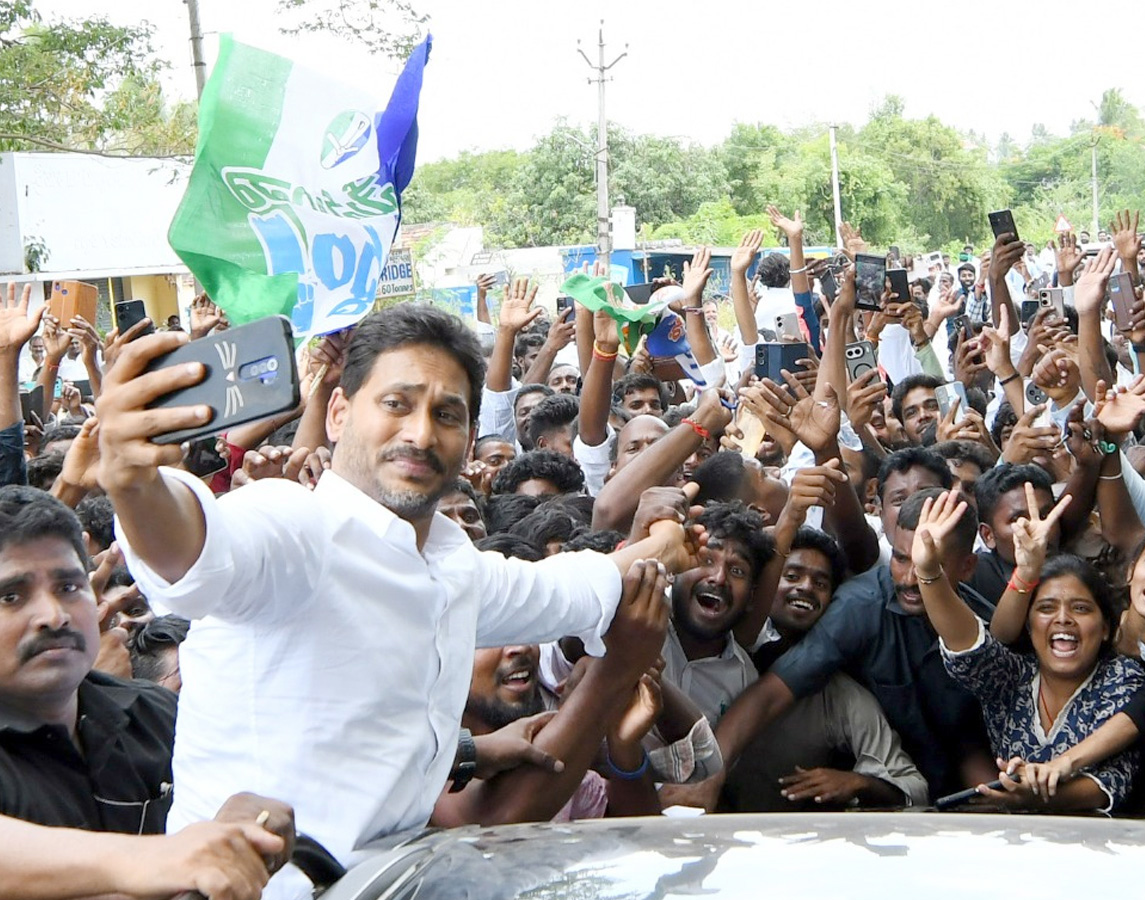 YS Jagan selfie with the crowd of fans Photos4