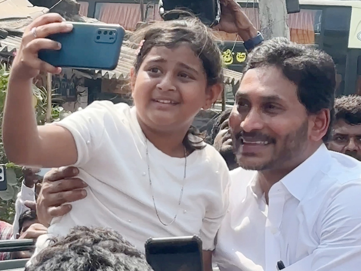 YS Jagan selfie with the crowd of fans Photos23