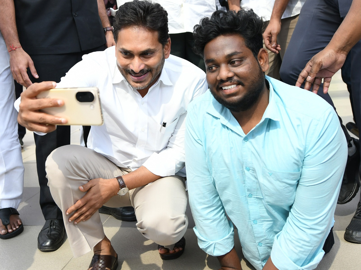 YS Jagan selfie with the crowd of fans Photos24