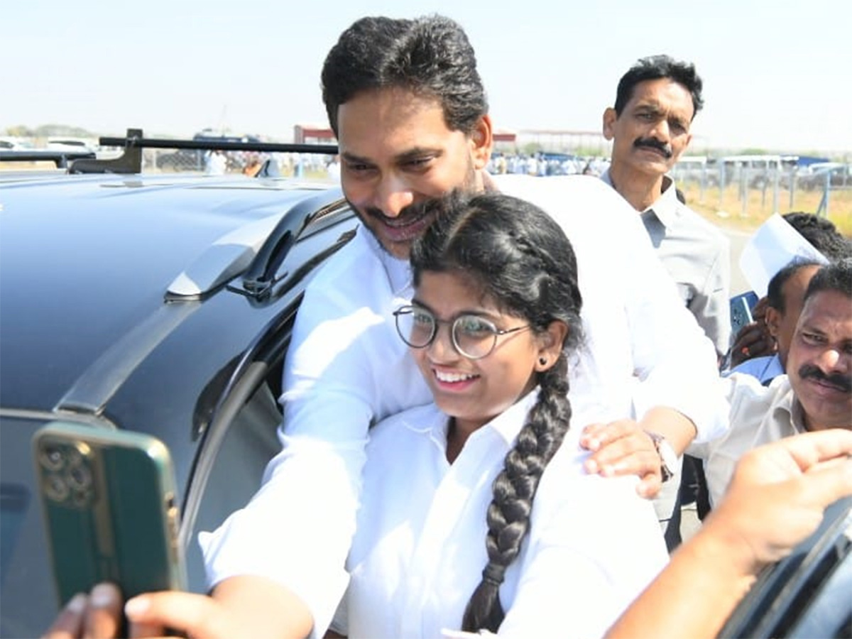 YS Jagan selfie with the crowd of fans Photos7