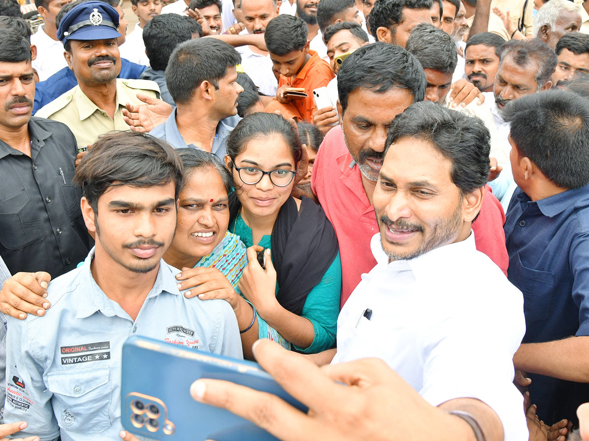 YS Jagan selfie with the crowd of fans Photos8
