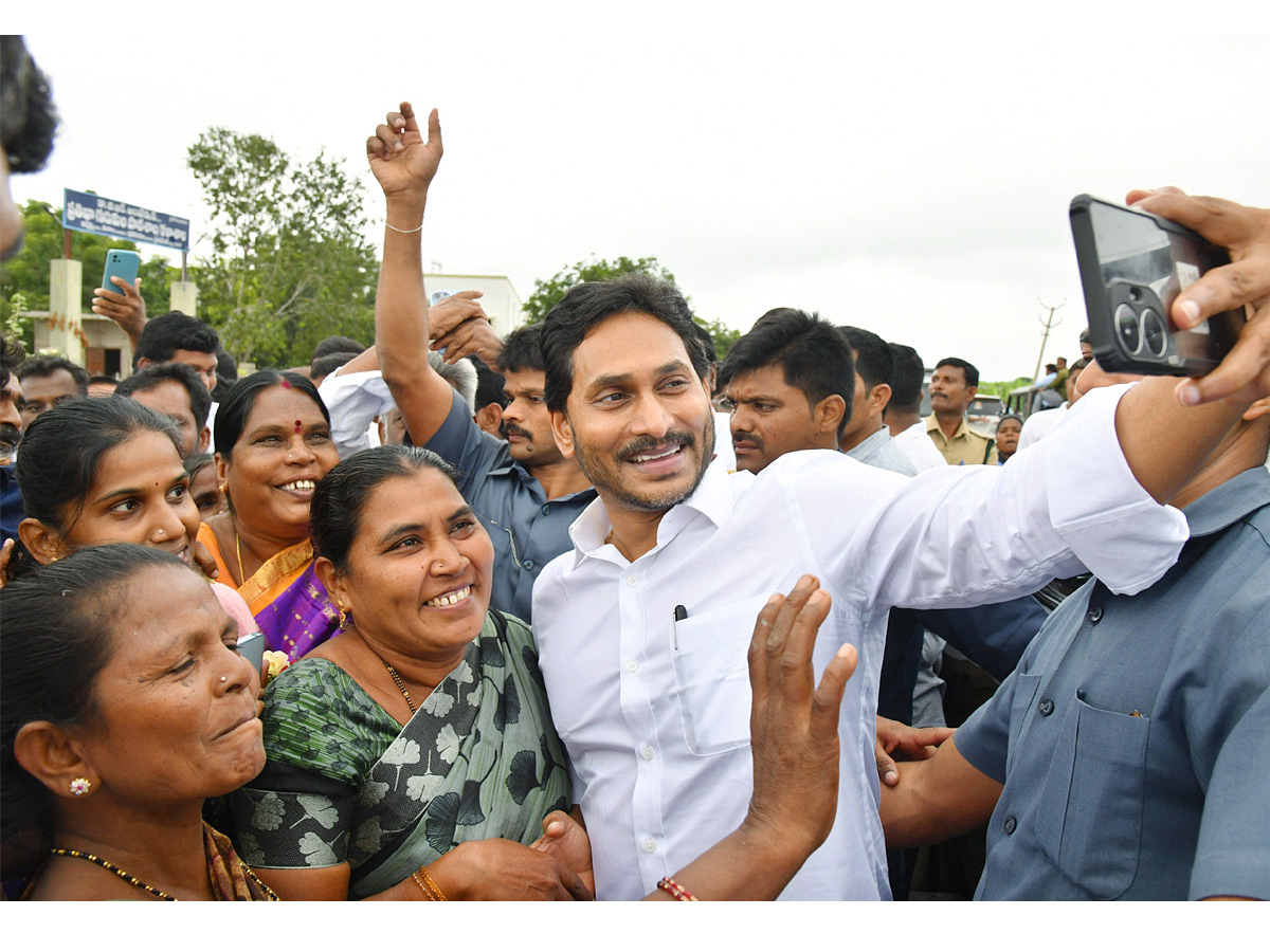 YS Jagan selfie with the crowd of fans Photos9