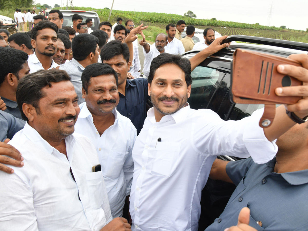YS Jagan selfie with the crowd of fans Photos10