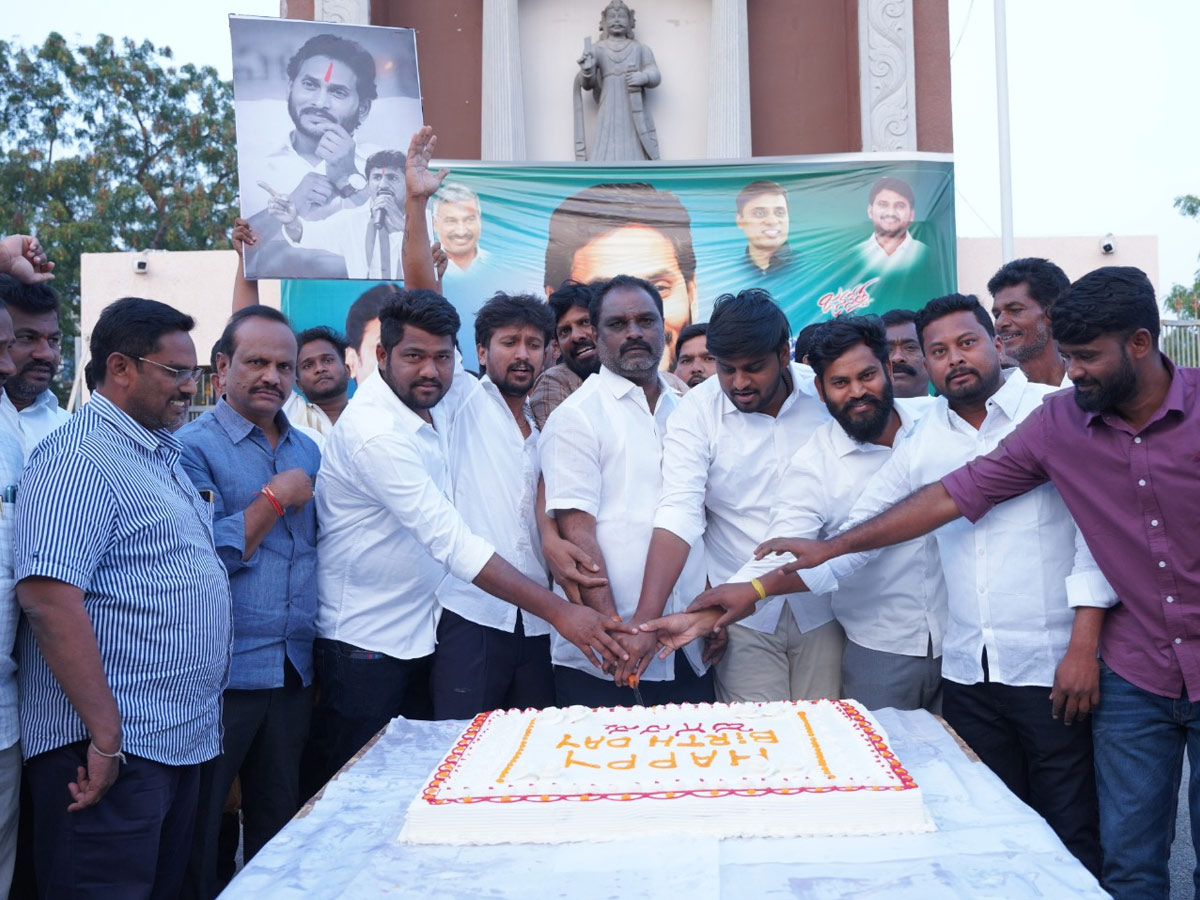 YSRCP Leaders Celebrate Ys jagan Birthday Celebrations Photos 2