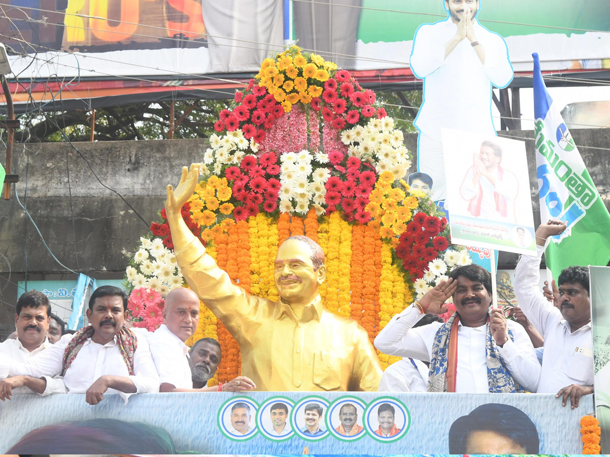 YSRCP Leaders Celebrate Ys jagan Birthday Celebrations Photos 11