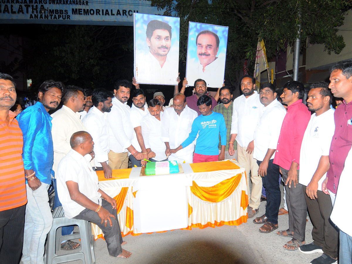 YSRCP Leaders Celebrate Ys jagan Birthday Celebrations Photos 4