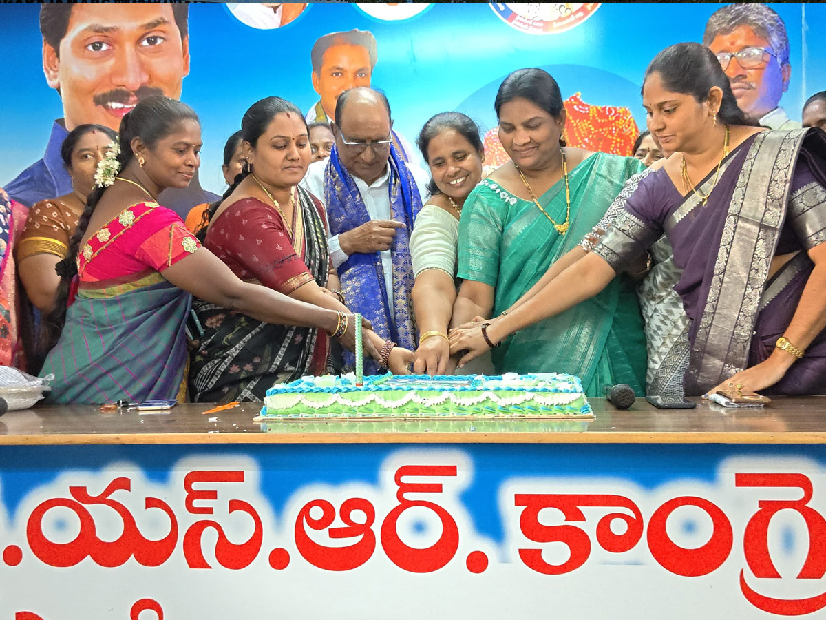 YSRCP Leaders Celebrate Ys jagan Birthday Celebrations Photos 5