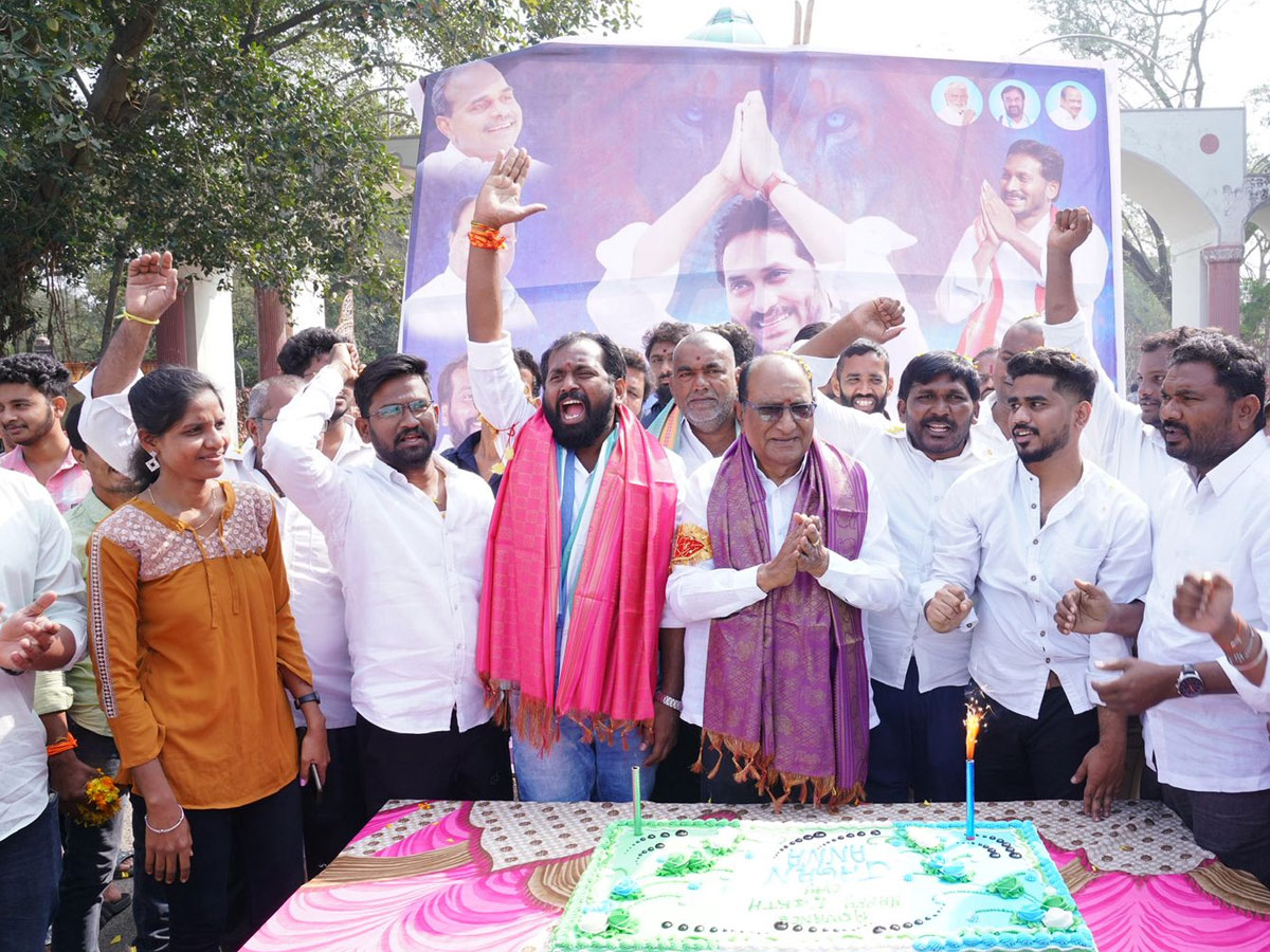 YSRCP Leaders Celebrate Ys jagan Birthday Celebrations Photos 6