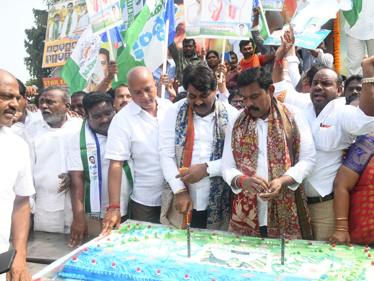 YSRCP Leaders Celebrate Ys jagan Birthday Celebrations Photos 9