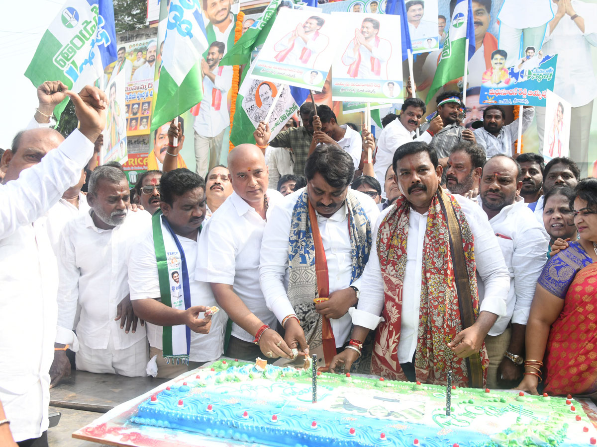 YSRCP Leaders Celebrate Ys jagan Birthday Celebrations Photos 10