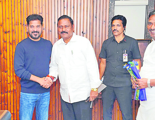 సీఎంను కలిసిన ఎమ్మెల్యే టీఆర్‌ఆర్‌ 
1