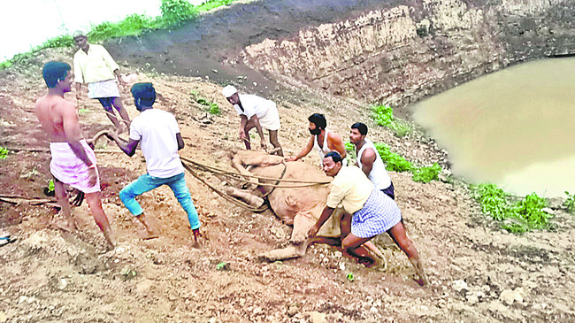 అక్రమ మైనింగ్‌పై రైతుల ఫిర్యాదు1