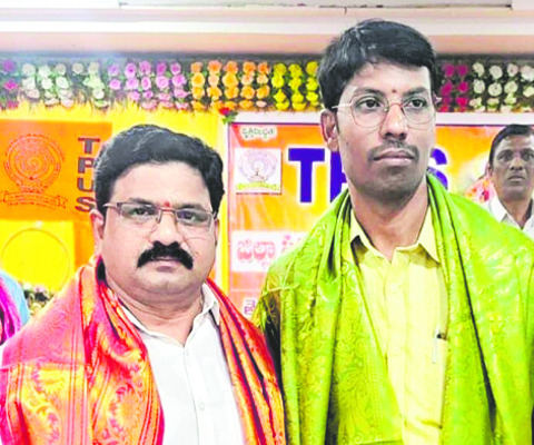 సీఎంను కలిసిన ఎమ్మెల్యే టీఆర్‌ఆర్‌ 
2