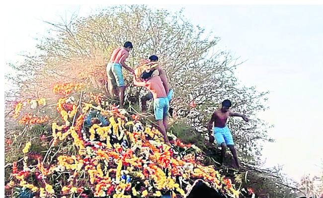 అబ్బురం.. ముళ్ల కంపలపై శయనం1