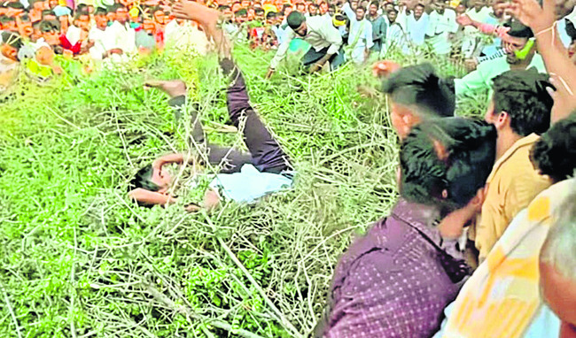 అబ్బురం.. ముళ్ల కంపలపై శయనం3