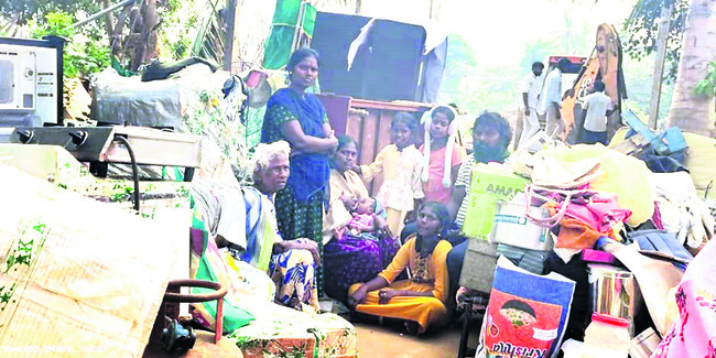 రోడ్డున పడ్డ పేదలు 1