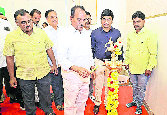 సైన్స్‌ ఎగ్జిబిషన్‌ ప్రారంభం1