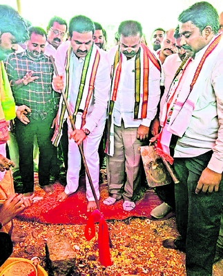 సర్పంచ్‌లు గ్రామాలను అభివృద్ధి చేయాలి1