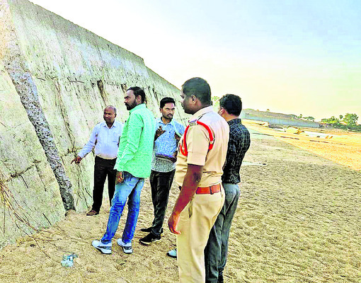 నవగ్రహాల వద్ద శనిపూజలు
3
